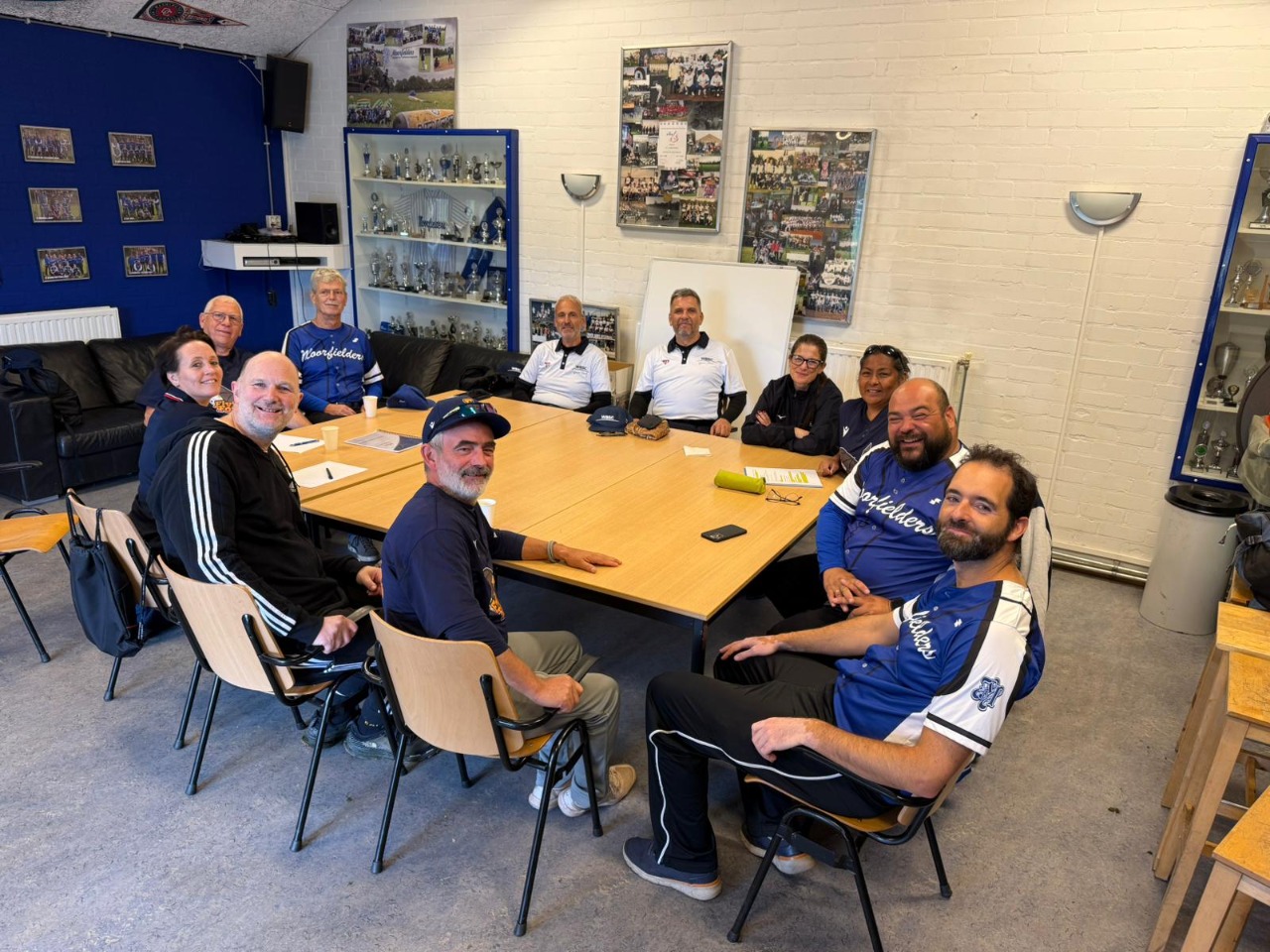 de drie BxC instructeurs in de grote groep scheidsrechters en coaches van Netherland.